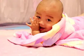 小孔宝你咋这么会玩啊，用被子把自己裹起来，大夏天你不热吗视频封面