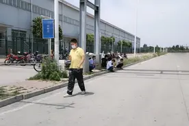 富士康15分钟休息时间，很多烟鬼到二线岗吞云吐雾、聊天、吹牛，视频封面