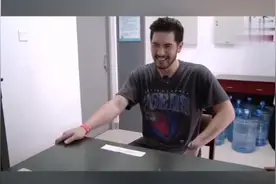 好无奈的表情  但是仍然任劳任怨 继续爬楼梯送水视频封面