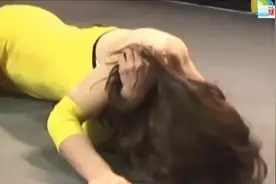 韩国女子格斗：美女偷袭白衣女子，最后反被压制，感觉她都哭了！视频封面