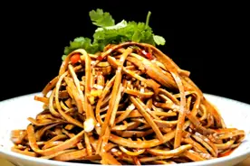 饭店里的“凉拌豆皮”那么好吃，很多人不会调料子，教你正确做法