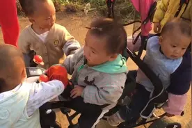 农村孩子是这样带的，刚学会走路就让他自己玩耍视频封面