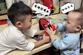 俩宝贝在一起，哥哥想尽法子逗弟弟开心，弟弟满眼都是哥哥的看着