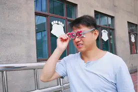 女儿近视200度，医院配眼镜要3980元太贵，网友给支招去眼镜店视频封面