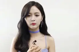 “火箭少女”吴宣仪晒出一千万福利，超短裙配长袜，长腿抢镜！视频封面