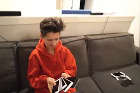 土豪小哥隔一分钟就送朋友一部iPhone，世界好朋友，我也想拥有