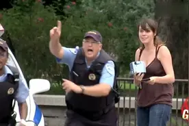 恶搞路人：帮警察拍照，竟拍下犯人越狱瞬间，路人又被恶搞了视频封面