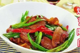黑不溜秋的烟熏腊肉，配上辣椒炒晶莹剔透肥而不腻，出锅流口水视频封面