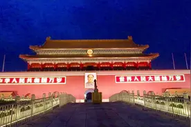 首次亮相，迎接70周年修缮完毕的天安门，灯光全部开启，神圣