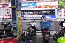 重庆南岸区存在了10多年公交车站。承载了多少人的坐车回忆视频封面