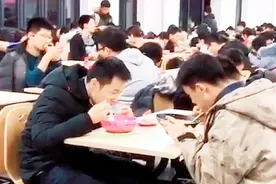 果然学霸都是男生，看看清华的男女比例，这画面真令人绝望！视频封面