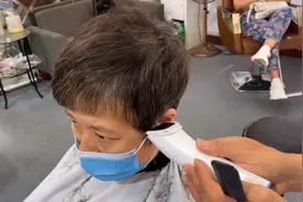 50大姐白发真多又不染发，发型师实力操作将她剪得精神漂亮年轻视频封面