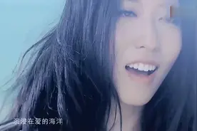 曲婉婷演绎《爱的海洋》，在海边弹钢琴别有一番风味，陶醉