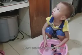 嘟嘟自己洗袜子，妈妈让他给爸爸洗臭袜子，他会洗吗？