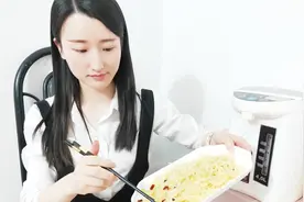 沪漂川妹做四川特色菜，呛到咳嗽，辣到流泪。朋友：假四川人!