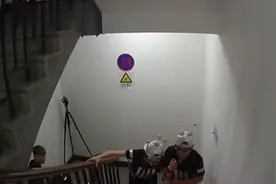 鹿晗楼梯挑战第一视角，感觉小鹿三步上一段楼梯，肯定很累吧视频封面