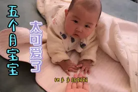 宝宝可以听懂妈妈的话了，还附赠一个笑，也太乖了吧