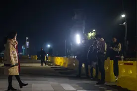 这位淘女郎是英语硕士，放弃办公室舒适工作，选择凌晨在街头打拼视频封面