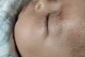 两个月的宝宝睫毛比我都长，证明是睫毛精本精了