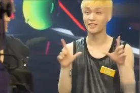 蕾蕾比L手势，兴迷都懂得暗号，有艺兴在 就会一直在的手势视频封面