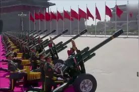 国庆阅兵式：威武的国旗护卫队擎旗走向升旗台，礼炮兵鸣炮礼！