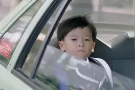 小男孩独自打车去机场，还说要去香港找爸爸，只为了让他换个壁纸