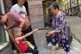 浩浩预防针后手臂红肿发烫，奶奶用土豆片消肿，姥姥担心也来看望视频封面