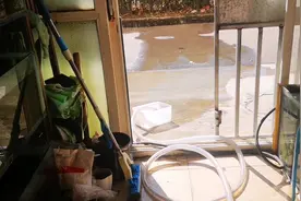 简单粗暴的利用一根管子和虹吸原理，快速的把鱼缸里的水换出去