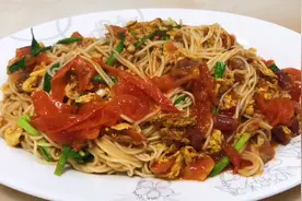 香气四溢的西红柿鸡蛋焖面，简单易操作，看着肚子就饿了，太香了