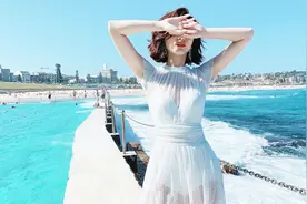 当美女模特穿上，这套纯白色的泳装，感觉我又恋爱了！视频封面