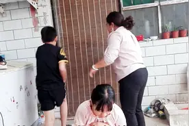 15岁的女孩心疼妈妈累，第一次给妈妈做饭，妈妈却扭头就走