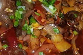 川妹子手把手教你做四川泡椒鸡杂面，炒臊子和打佐料都告诉你