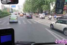 体验一次合肥的快速公交，沿着马路一路飞驰视频封面