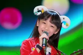 绵羊小女孩太可爱了！抱着尤克里里自弹自唱，小小年纪超有范儿！视频封面