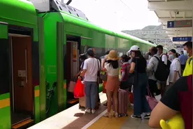 实拍楚雄市一个镇的高铁站，有往成都、昆明、大理方向的动车视频封面