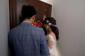 山东一帅哥迎亲，新娘到家了，婆婆半天不开门，这是什么习俗？视频封面
