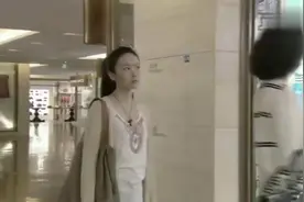 俩闺蜜商店买衣服全程无声沟通，店员误以为是聋哑人，真是太尴尬视频封面