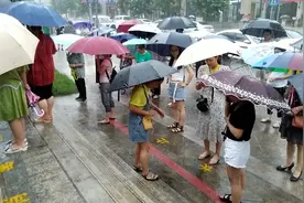 实拍.重庆巴南鱼洞，2020年7月10日下午4点暴雨来袭。