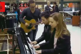 翰森钢琴：，三名路人相遇街头钢琴，《天使爱美丽》主题曲视频封面