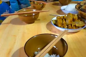 除夕团圆饭，你知道把筷子放在碗上是什么意思吗？视频封面
