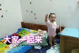 一岁的宝宝一听动感的歌就化身领舞！动感十足啊！婴儿们一起来！