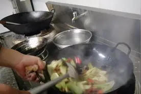 川菜厨师教你儿菜炒肉的家常做法，儿菜稍微带些苦涩更美味！视频封面