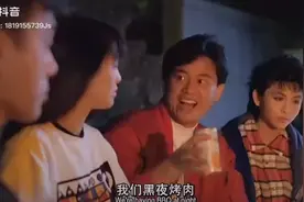 第四段，半夜说鬼故事，扮鬼吓女孩，没想到怪物真的出现了。视频封面