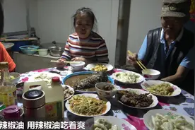 除夕的饺子都会包硬币，小伙连吃4个硬币好兆头啊，放烟花过年喽视频封面