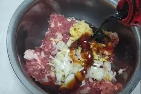 琦琦妈妈在家动手剁馅包混沌，味道鲜美又卫生，孩子也吃美了