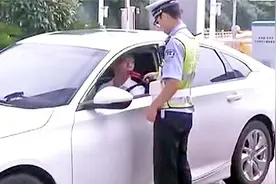 交警清晨查酒驾，男子晚上喝酒第二天被查处，隔餐隔夜酒不容忽视视频封面