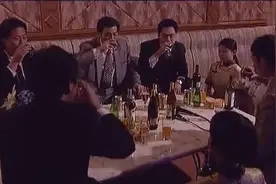 小伙陪老总KTV喝酒想要训斥KTV领班，不料一转身立马怂了!视频封面