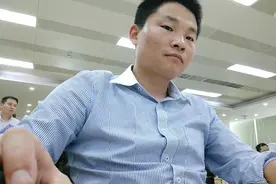 公司要求穿正装，程序员穿结婚西服上班裤子没有皮带，怕裤子掉了