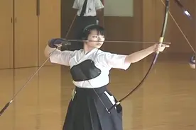 日本美少女练习传统射箭，方式有点奇怪，估计效果很好视频封面