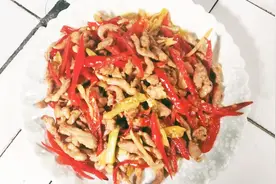 乡村胖妹教你做泡椒肉丝，酸辣浓郁，香嫩酸甜，色泽红润，好吃！视频封面